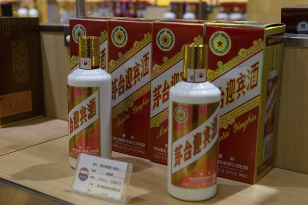 File Botellas Licor Kweichow Moutai Están Venta Una Tienda Ciudad — Foto de Stock