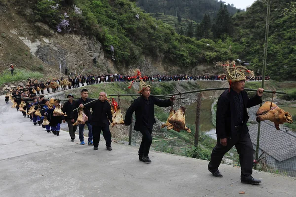 Chińczycy Miao Grupy Etnicznej Ubrani Tradycyjne Stroje Nosić Głowy Wieprzowe — Zdjęcie stockowe