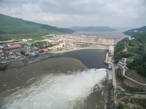 Veduta Una Centrale Idroelettrica Che Rilascia Acqua Necessità Controllo Delle — Foto Stock