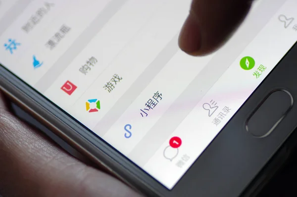 Пользователь Китайского Мобильного Телефона Использует Приложение Weixin Wechat Tencent Смартфоне — стоковое фото