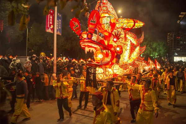 Artiesten Voeren Dragon Dans Voorafgaand Aan Het Festival Van Lantaarn — Stockfoto