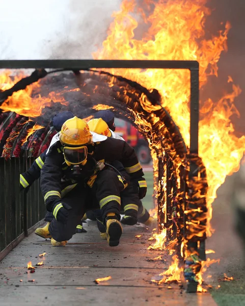 Chinese Firefighters Walk Fire Loops Training Session Training Base Chengdu — Stock Photo, Image