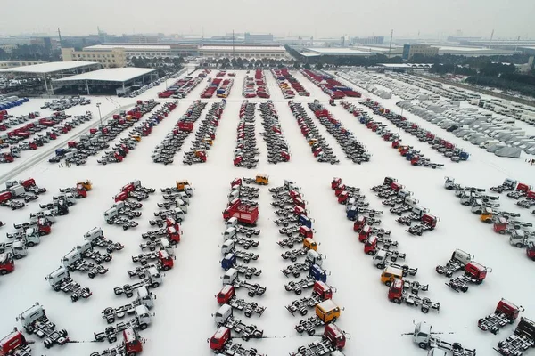 Luchtfoto Van Nieuwe Trucks Met Sneeuw Bedekte Grond Bij Een — Stockfoto