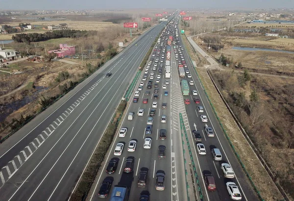 Esta Vista Aérea Masas Vehículos Hacen Cola Una Autopista Para — Foto de Stock