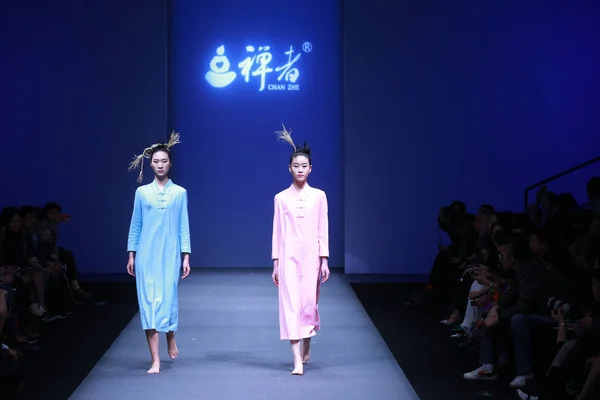 Modelos Muestran Nuevas Creaciones Desfile Moda Chan Zhe Por Zhao —  Fotos de Stock