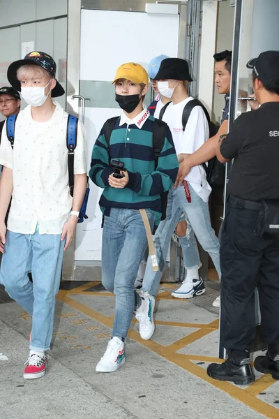 2017 中国に上陸した後韓国少年グループ高専夢のメンバーが香港国際空港に到着します — ストック写真