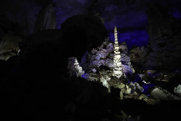 Grotte Zhijin Est Illuminée Par Des Lumières Colorées Dans Comté — Photo