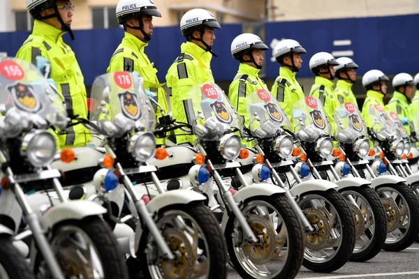 Oficiales Policía Tránsito Posan Con Nuevas Motocicletas Durante Una Ceremonia — Foto de Stock