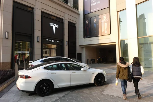 Pedoni Passano Davanti Negozio Tesla Shanghai Cina Gennaio 2018 — Foto Stock