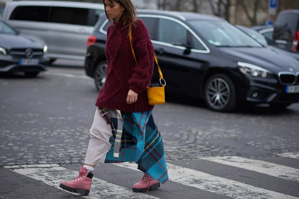 Passeios Pedestres Moda Rua Durante Paris Fashion Week Fall Winter — Fotografia de Stock