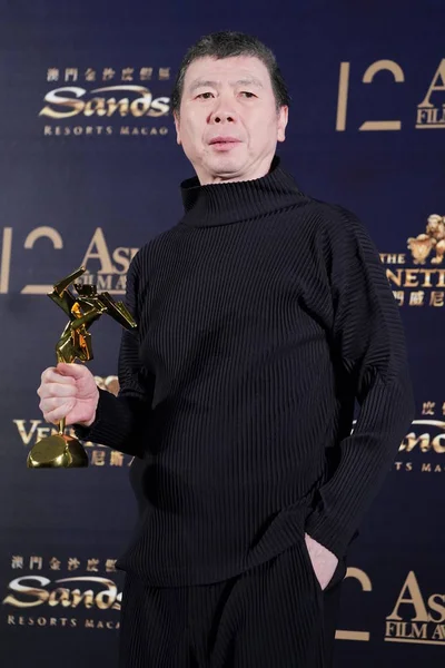 Chinees Filmregisseur Feng Xiaogang Vormt Met Zijn Trofee Het Winnen — Stockfoto