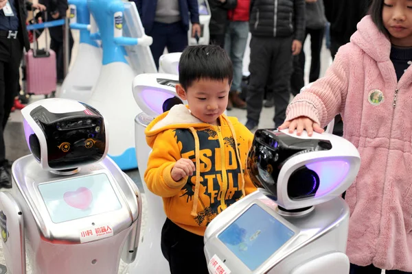 Los Pasajeros Interactúan Con Robots Policía Automatizados Policías Robóticos Con —  Fotos de Stock