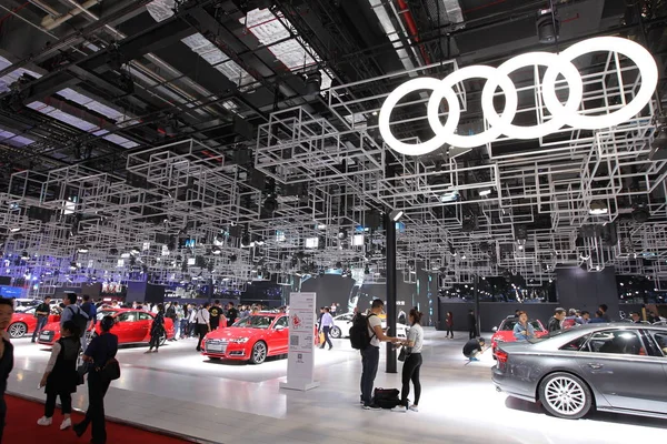 Ludzie Odwiedzenia Stoiska Audi Podczas Shanghai International Automobile Przemysłu Wystawy — Zdjęcie stockowe