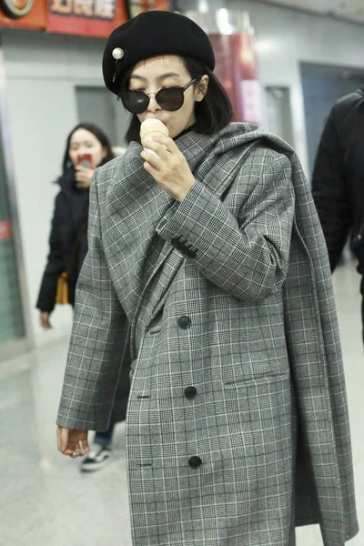 中国歌手 女演员维多利亚 宋或宋谦抵达北京首都国际机场时吃冰淇淋 2018年1月12日 — 图库照片