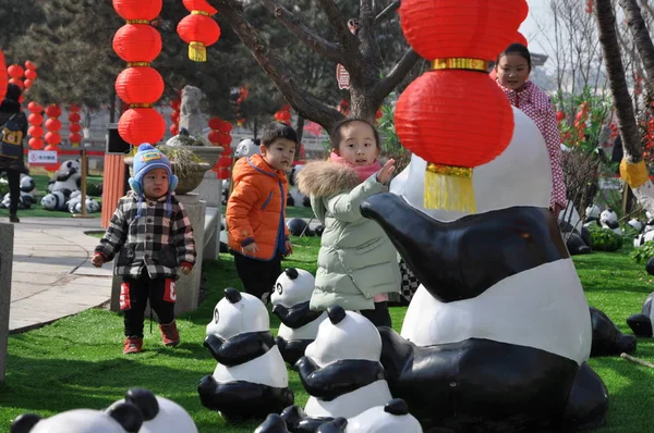 Des Sculptures Panda Géant Sont Exposées Petite Pagode Oie Sauvage — Photo