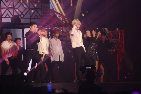 Membros Boy Band Sul Coreana Super Junior Apresentam Durante Show — Fotografia de Stock