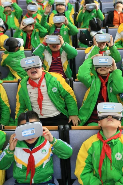 湘西トゥチャ族ミャオ族自治県 中国中央部湖南省 2018 日吉首市で小学校で授業中に バーチャルリアリティ メガネを通して科学的なビデオを見ながら 中国の若い学生が反応します — ストック写真