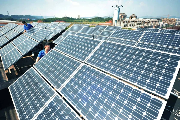 Китайские Рабочие Устанавливают Солнечные Батареи Крыше Фотоэлектрической Фотоэлектрической Электростанции Jinko — стоковое фото