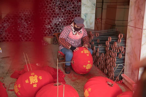 Travailleur Chinois Fabrique Des Lanternes Rouges Pour Prochaine Fête Printemps — Photo
