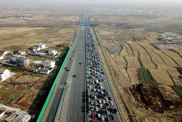 Dieser Luftaufnahme Stehen Massen Von Fahrzeugen Auf Einer Schnellstraße Schlange — Stockfoto