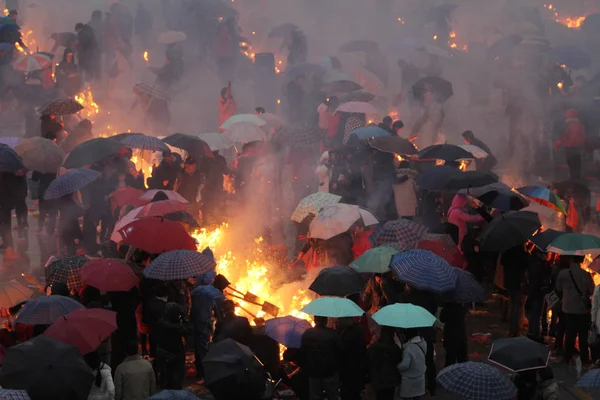 Les Fidèles Chinois Brûlent Des Bâtons Encens Pour Prier Pour — Photo