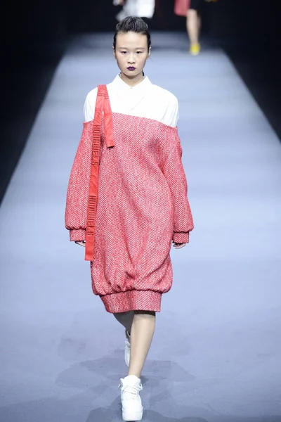 Modell Visar Skapelse Modevisning Hongweis Shi Hongwei Den Kina Fashion — Stockfoto
