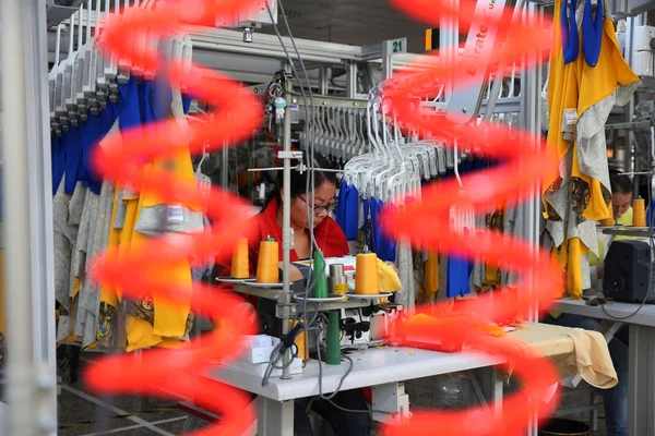 Uma Trabalhadora Chinesa Costura Roupas Uma Fábrica Roupas Condado Mianxian — Fotografia de Stock