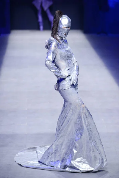 Модель Відображає Створення Нових Шоу Моди Haute Couture Sheguang Під — стокове фото