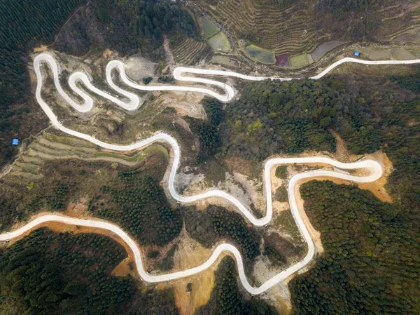 Veduta Aerea Autostrada Tortuosa Intorno Una Montagna Nella Contea Congjiang — Foto Stock