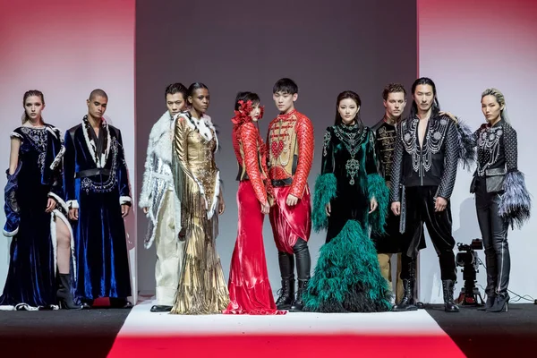 Modelleri Yeni Kreasyonlar Christophe Terzian Defilede Shanghai Moda Hafta Sonbahar — Stok fotoğraf