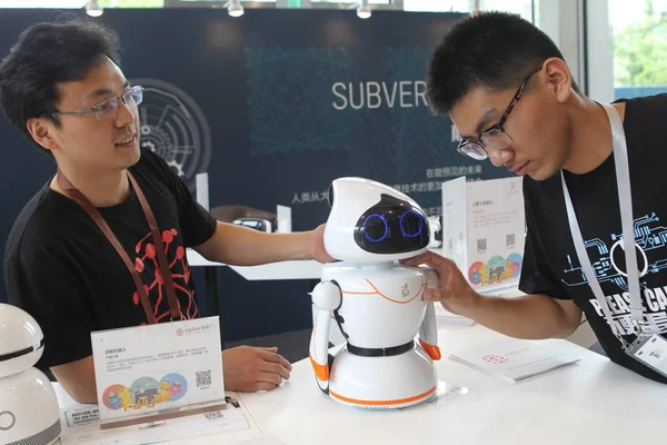 2016年5月30日 在中国上海举行的展会上 一名员工介绍了中国最大的 Iot 供应链平台 Ingdan Technology 的机器人 — 图库照片