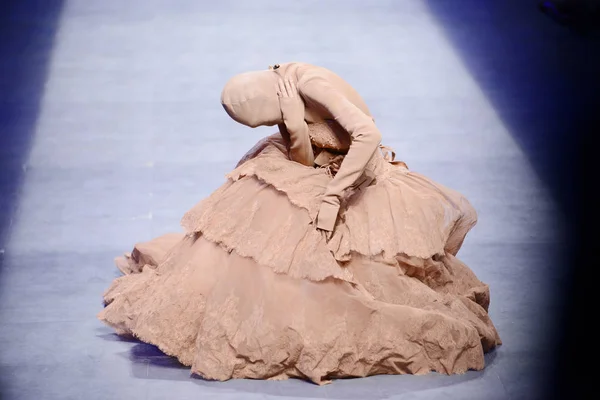 Modelo Exibe Uma Nova Criação Desfile Moda Sheguang Haute Couture — Fotografia de Stock