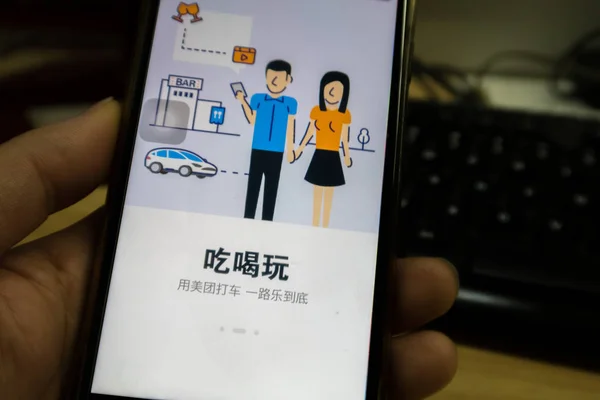 Ein Handynutzer Nutzt Die Mobile App Meituan Dache Den Car — Stockfoto