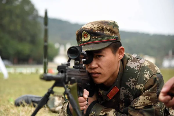 Penembak Jitu Polisi Bersenjata Guangxi Sedang Melakukan Latihan Menembak Kota — Stok Foto