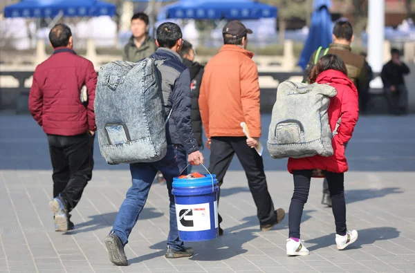 2018년 산시성 시안시의 기차역에서 축제를 집으로 돌아가는 노동자가 플라스틱 양동이를 — 스톡 사진