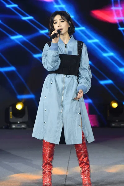 Тайванська Співачки Jolin Цай Виконує Під Час Щорічної Зустрічі Компанії — стокове фото