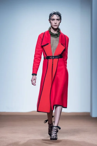 Een Model Toont Een Nieuwe Creatie Fashion Show Van Junne — Stockfoto