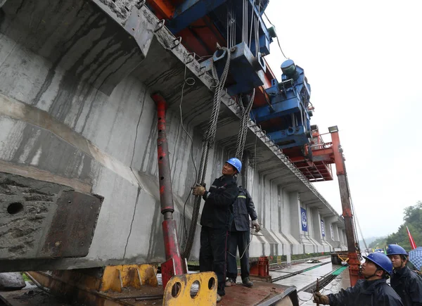 中国工人在中国西南四川川藏铁路成雅安段施工现场的乐山 雅安公路大桥上安装了最后一根 — 图库照片
