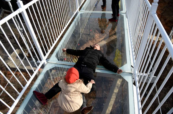 Los Visitantes Tienen Miedo Caminar Sobre Puente Cristal 138 Metros — Foto de Stock