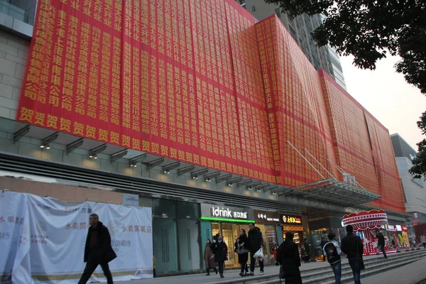 新しくオープンしたスーパーマーケットの外壁には 2018年1月19日 中国の重慶で何千もの赤い旗が敷かれています — ストック写真
