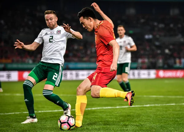 Chris Gunter Esquerda Seleção Galesa Futebol Desafia Xuepeng Seleção Chinesa — Fotografia de Stock