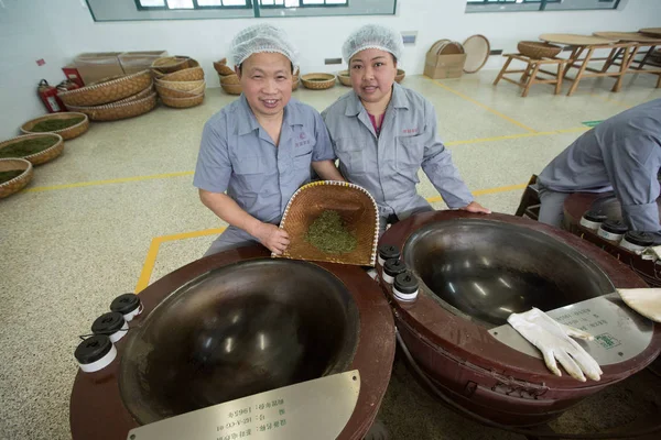 Čínští Dělníci Vykazují Výrobně Hangzhou City Východní Čínská Provincie Zhejiang — Stock fotografie