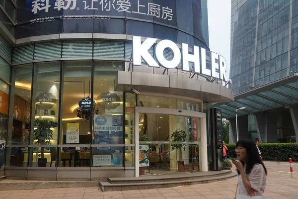 Peatón Pasa Por Una Tienda Kohler Shanghái China Agosto 2017 —  Fotos de Stock