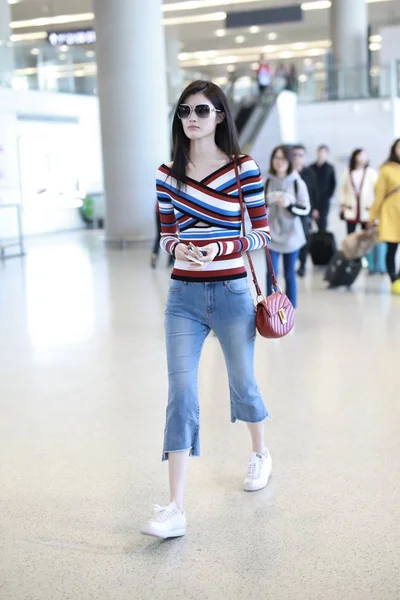 Model Cina Sui Digambarkan Saat Tiba Bandara Shanghai Cina April — Stok Foto