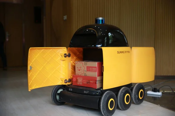 Wolongyihao Primer Robot Autónomo Entregar Paquetes Suning Com Ltd Uno — Foto de Stock