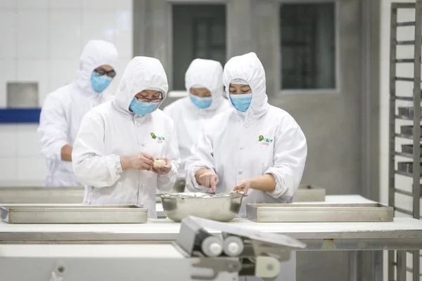 Lavoratori Cinesi Preparano Panini Vapore Sulla Linea Produzione Uno Stabilimento — Foto Stock