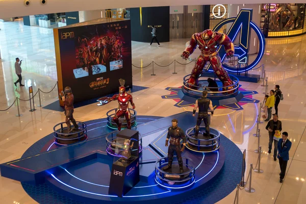 Ludzie Odwiedzają Wystawę Avengers Infinity War Centrum Handlowym Iapm Szanghaju — Zdjęcie stockowe