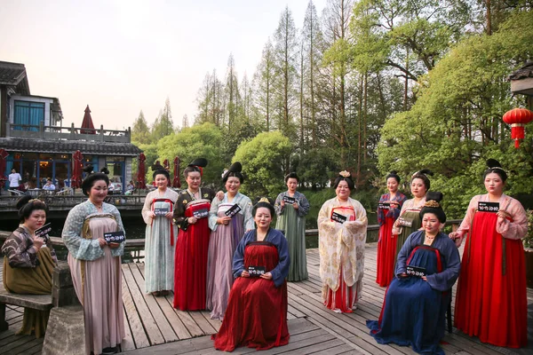 Čínské Ženy Oblečené Chanském Oblečení Které Napodobuje Styl Oděvů Nošených — Stock fotografie