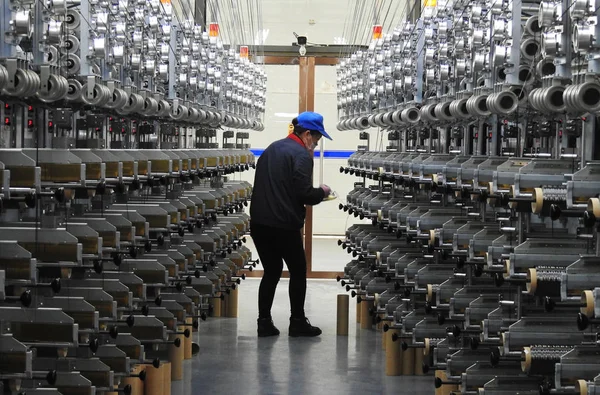 Trabalhador Chinês Feminino Produz Fibra Carbono Uma Fábrica Cidade Lianyungang — Fotografia de Stock