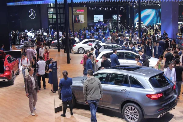 Pessoas Visitam Stand Mercedes Benz Durante Xvii Exposição Internacional Indústria — Fotografia de Stock